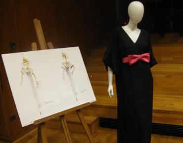 Diseño del nuevo uniforme de las orfeonistas, firmado por Hubert de Givenchy